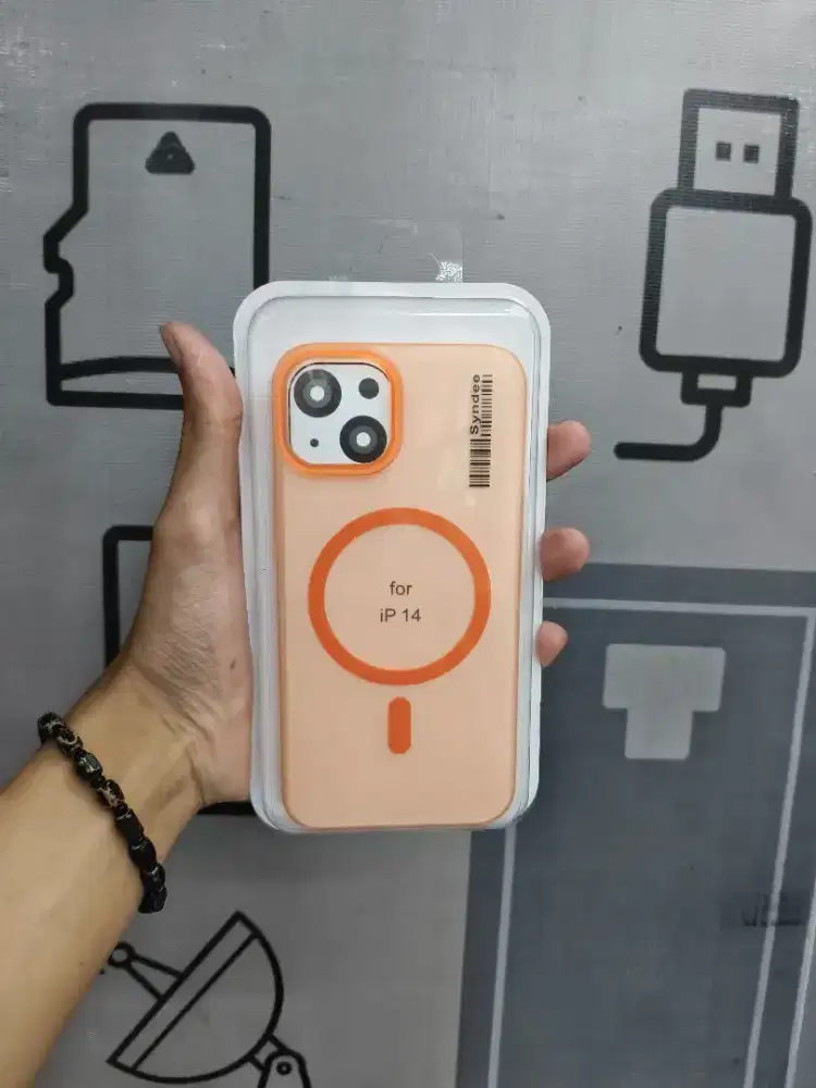 Casing iPhone 14