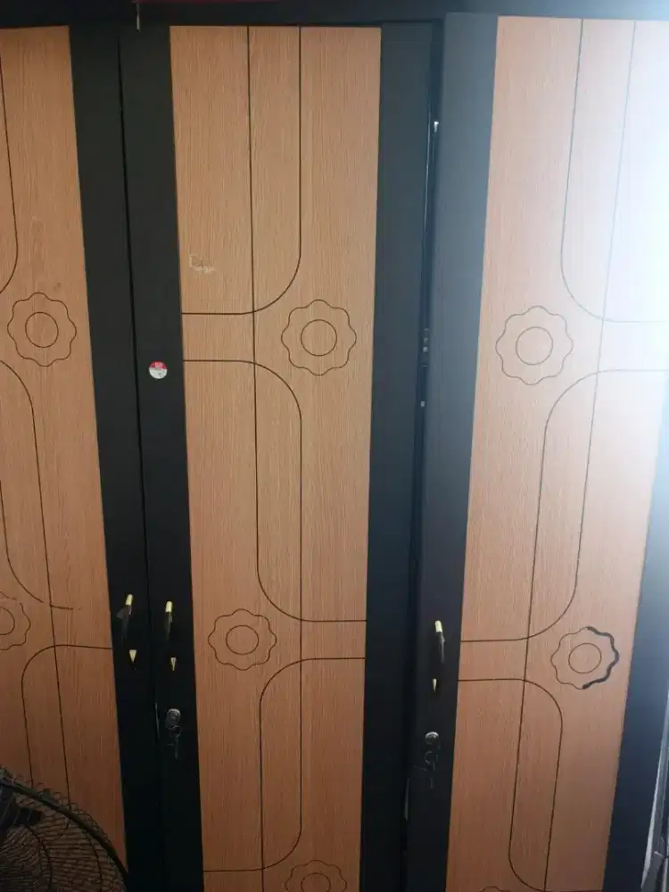Lemari Pakaian 3 Pintu