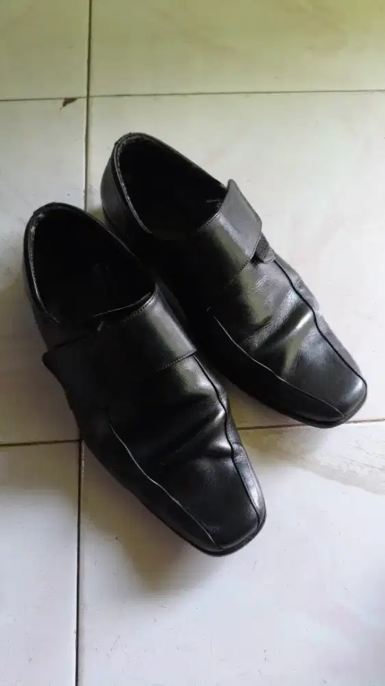Sepatu pantofel pria hitam