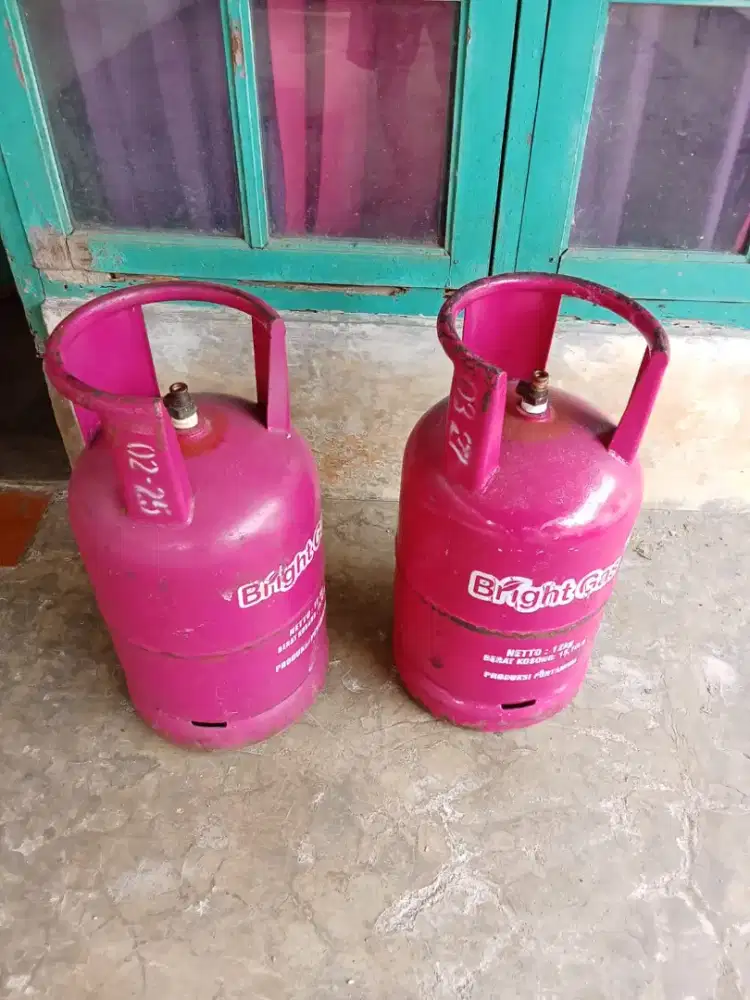 Dijual 2 Tabung Gas Elpiji 12 kg.