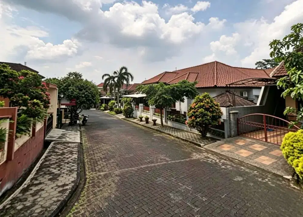 Rumah dijual strategis cocok untuk kantor nyaman one gate banyumanik