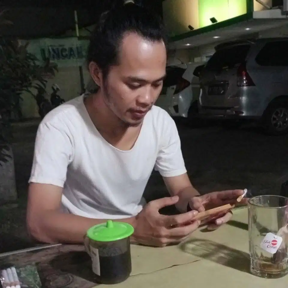 Cari kerjaan. Jaga stand makanan atau jaga kos