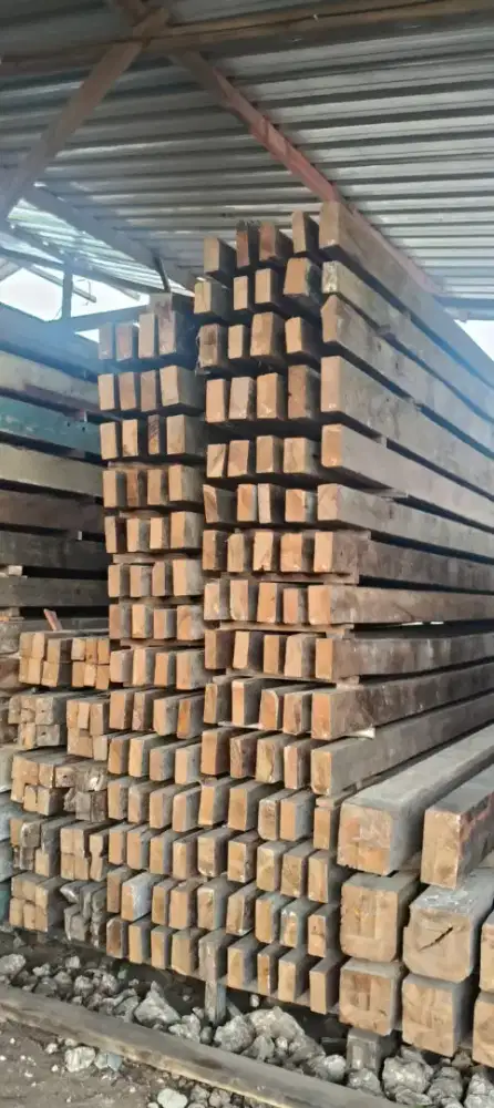 Kayu lawasan bekas bongakaran rumah
