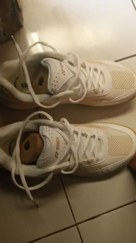 Sepatu bulutangkis yonex