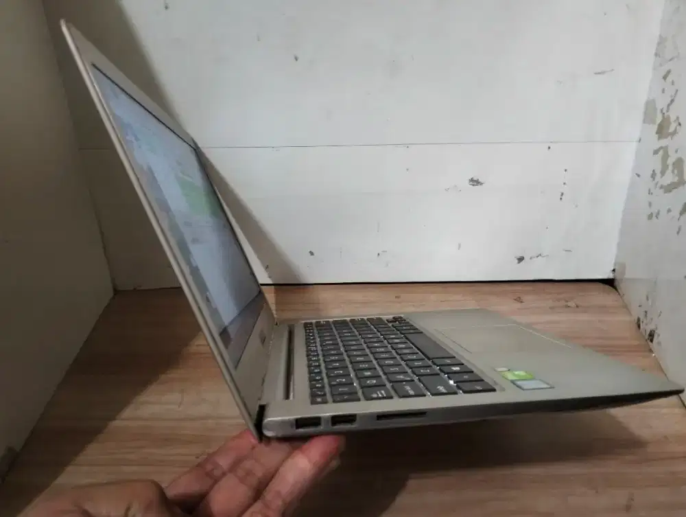Asus ZenBook slim core i7 body full besi/RAM 8GB SSD 256/Nvidia 940