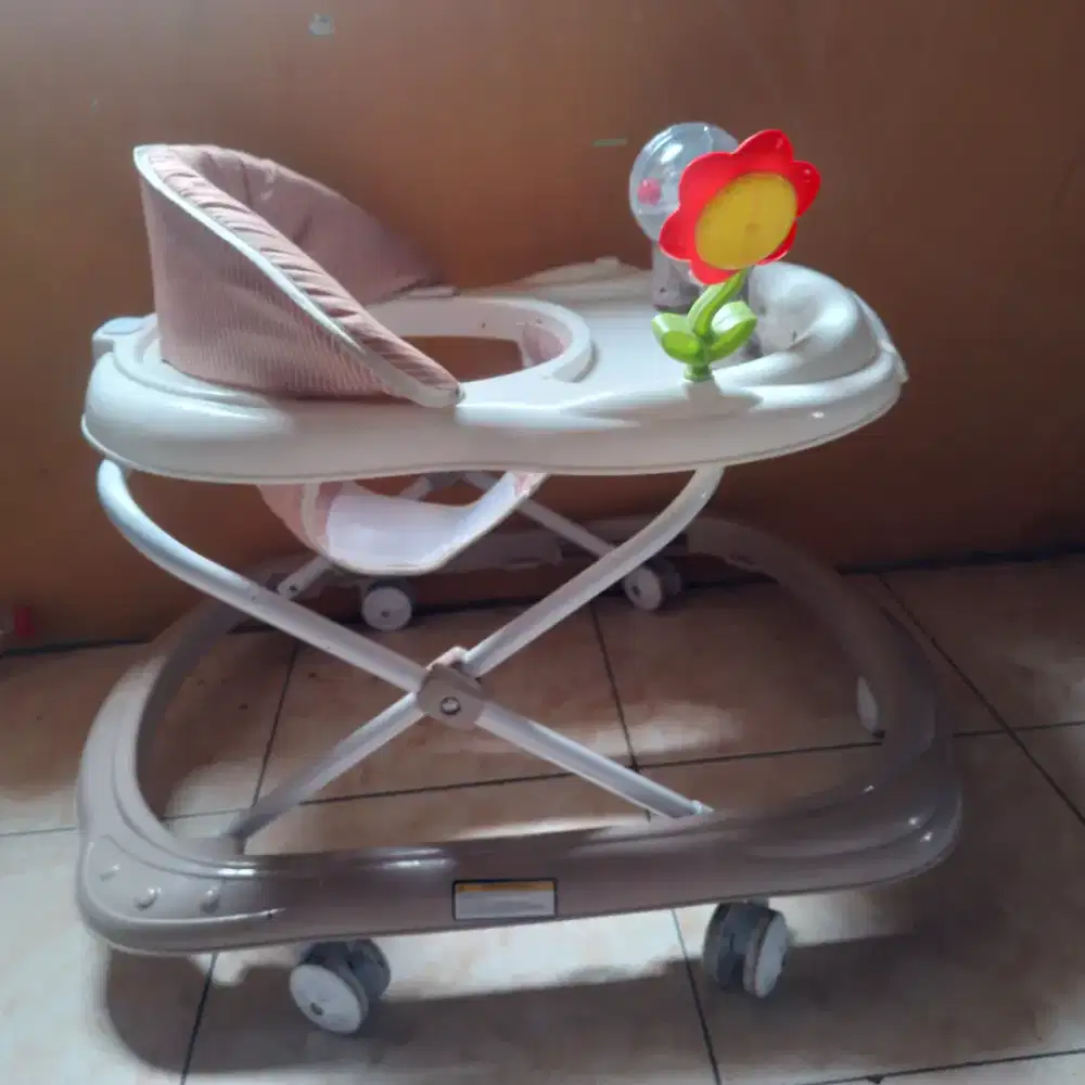 Baby walker alat bantu jalan bayi