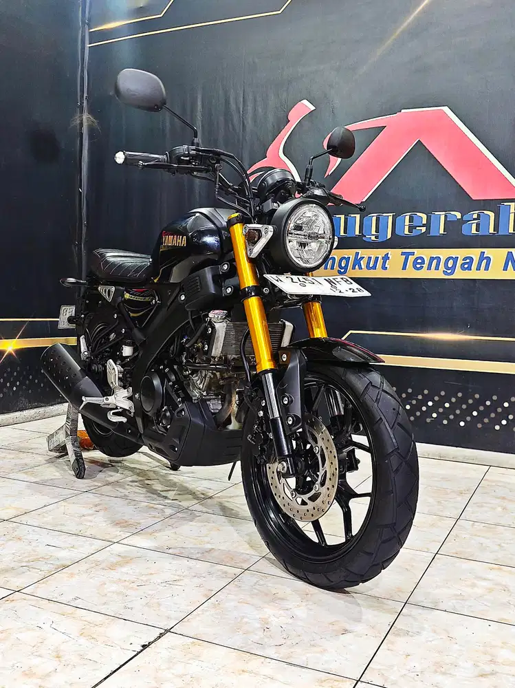 Yamaha XSR155cc black Glossy Km.8rb mulus gold. Anugerah motor rungkut