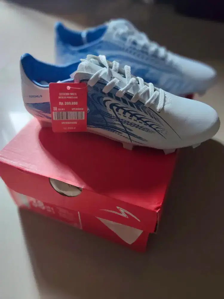 Sepatu bola specs