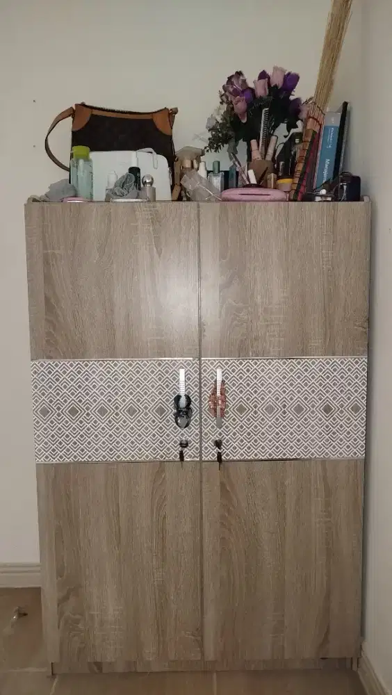 Lemari pakaian kayu