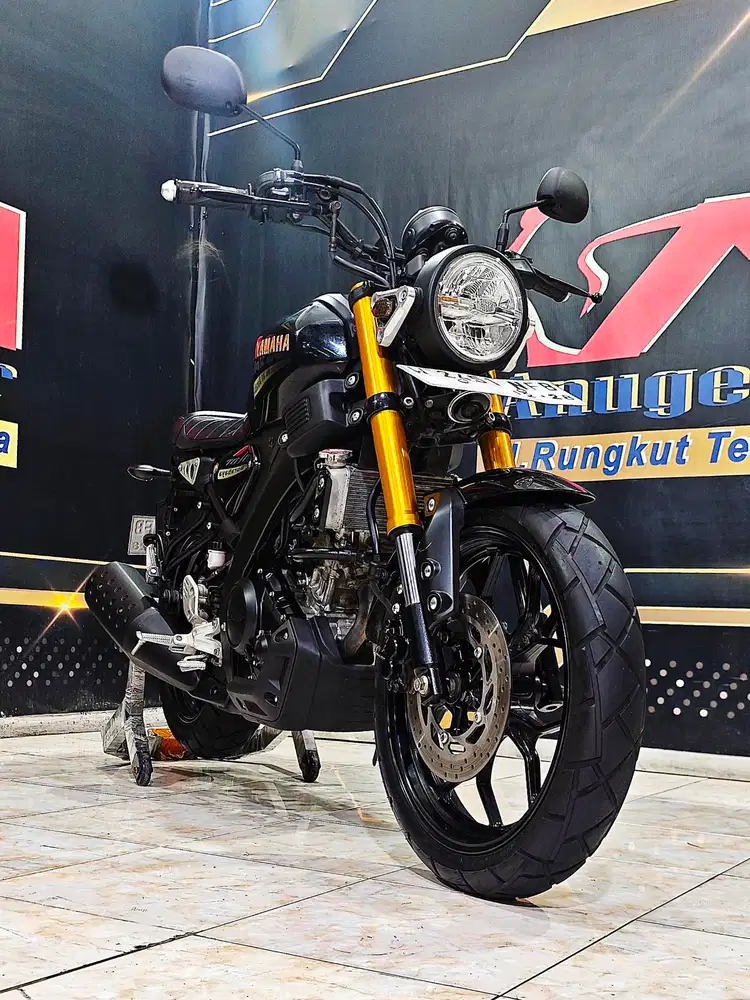 Yamaha XSR155cc black Glossy Km.8rb mulus gold. Anugerah motor rungkut