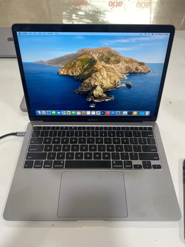 MACBOOK AIR 2020 i3 8/256 13INCH BEKAS STIKER