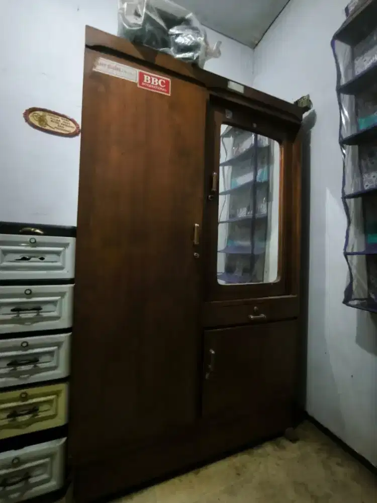 Lemari pakaian jadul bahan kayu jati masih sangat bagua