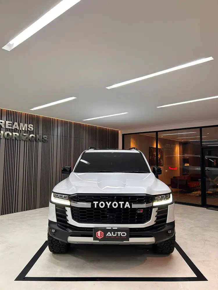 Toyota Land Cruiser LC300 GR 2024 Putih LC 300 GRS Km5rb D805GJR
