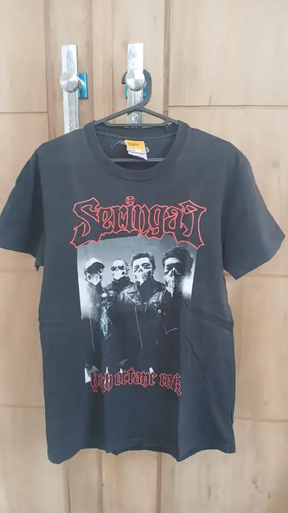 Kaos SERINGAI Genera Menolak Tua