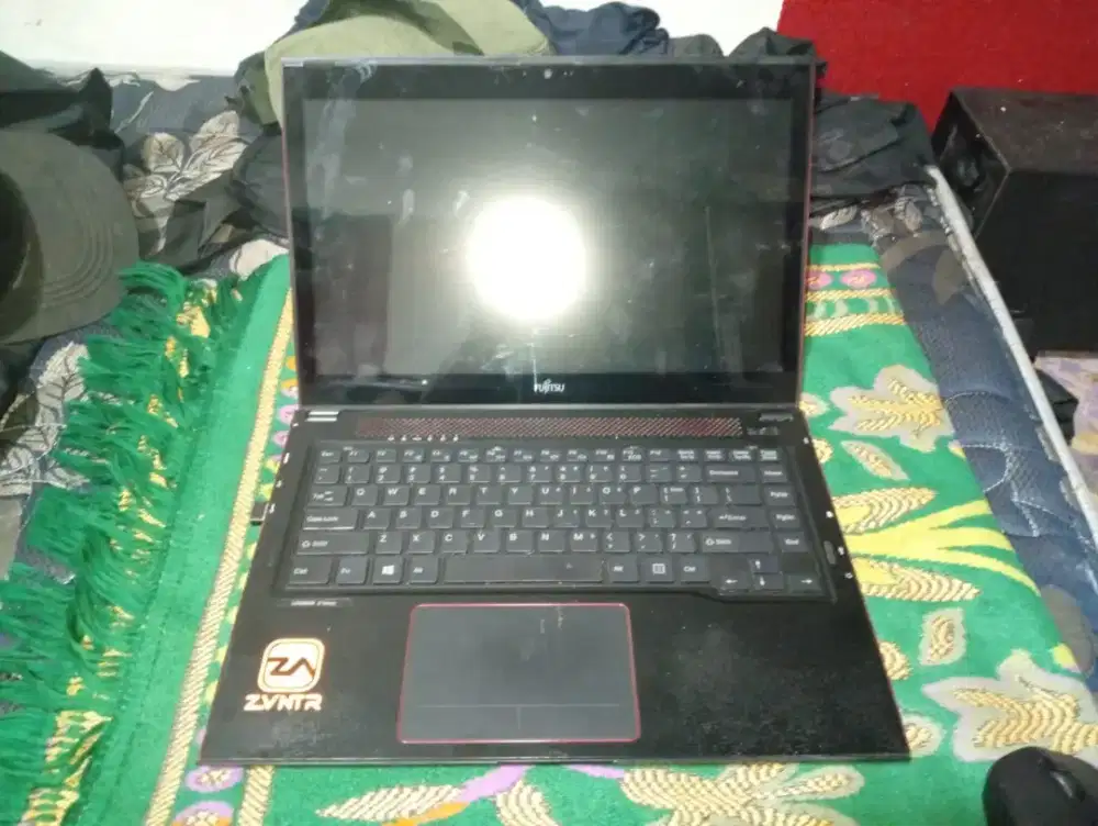 FUJITSU
LIFEBOOK UH574
Intel(R) Core i7
