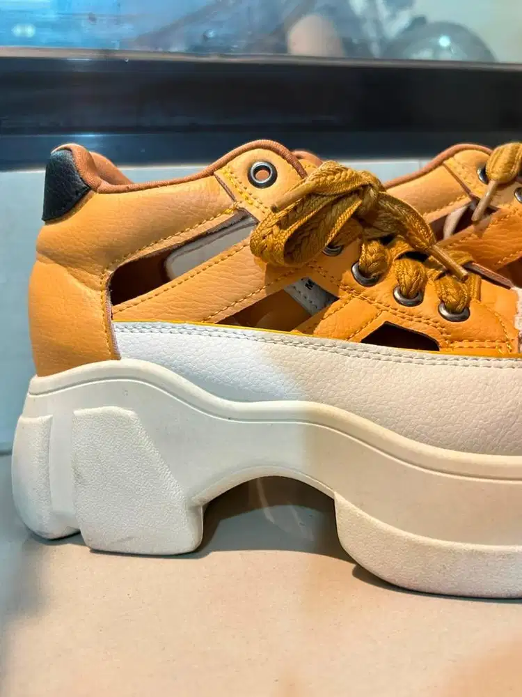 Sepatu fashion dan trendy