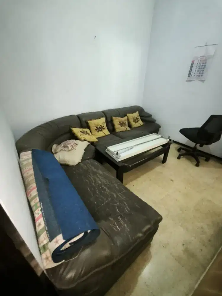 Dijual sofa panjang dan meja kaca sangat empuk dan nyaman