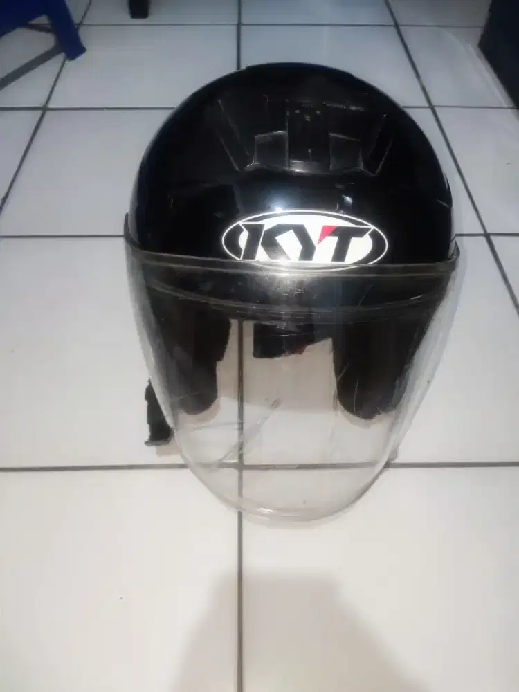 Dijual helm kyt hitam glosy