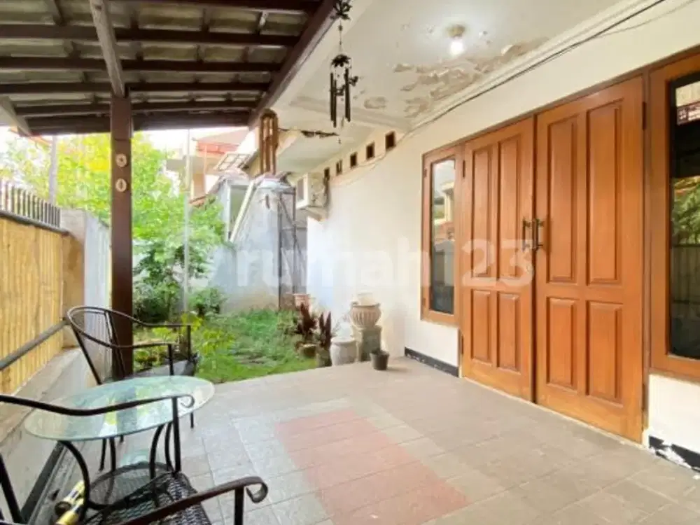 Rumah Murah 2 Lantai Dengan 5 Kamar Tidur Dalam Komplek Strategis di Cinere