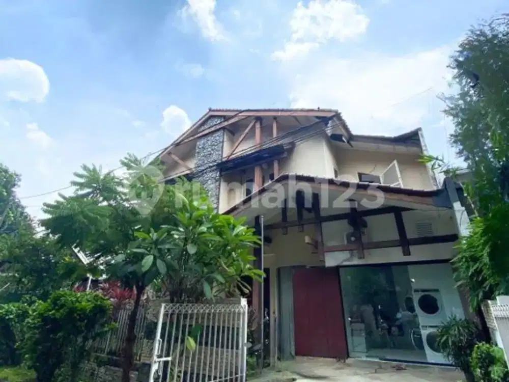 Rumah Luas Dalam Komplek Nyaman dan Strategis Selangkah ke MRT Lebak Bulus