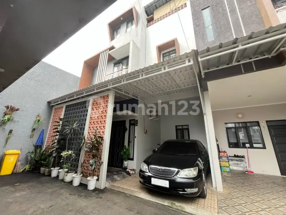 Rumah Full Furnished Bangunan 3 Lantai Dengan Rooftop di Lokasi Strategis Jagakarsa