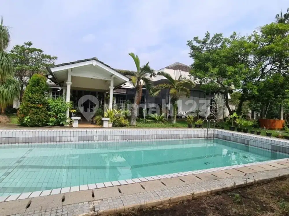Rumah Mewah Lokasi Strategis dengan Kolam Renang Pribadi di Pondok Labu.