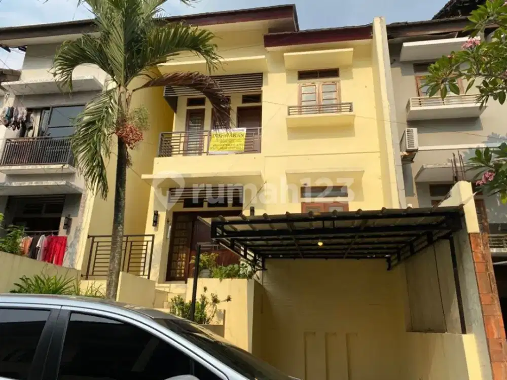 Disewakan Rumah 3 Lantai di Perumahan Panorama Cinere - Lokasi Nyaman & Strategis
