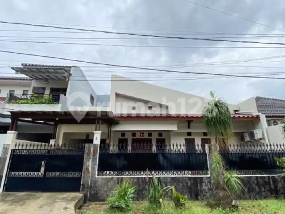 Hunian Nyaman 1,5 Lantai Dengan Taman Depan di Komplek Asri Cinere