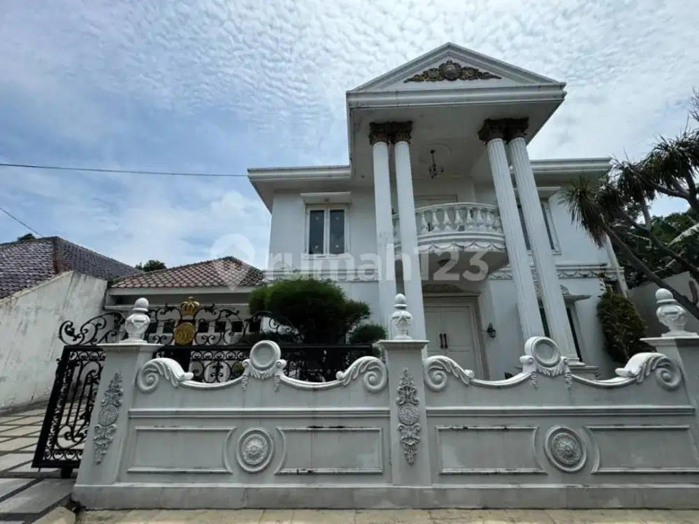 Rumah Mewah Full Furnished Dengan Kolam Renang Dalam Cluster di Pangkalan Jati