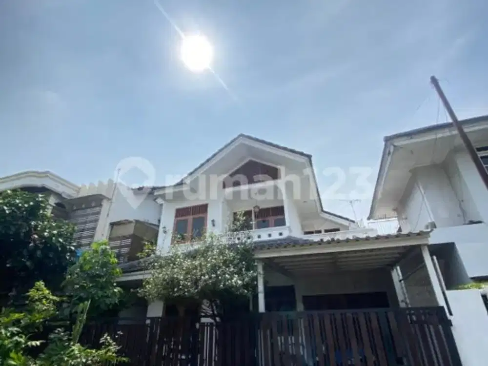 Rumah Terawat Luas 300m² di Komplek Premium Lebak Bulus Dekat ke MRT