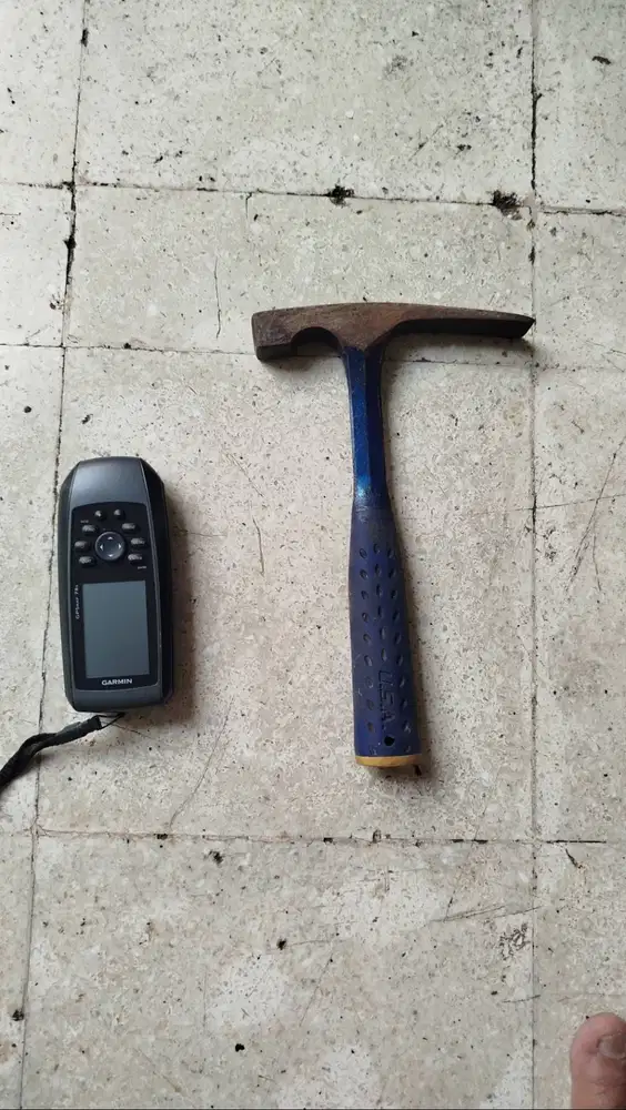 GPS Garmin 78s dan palu geologi sedimen