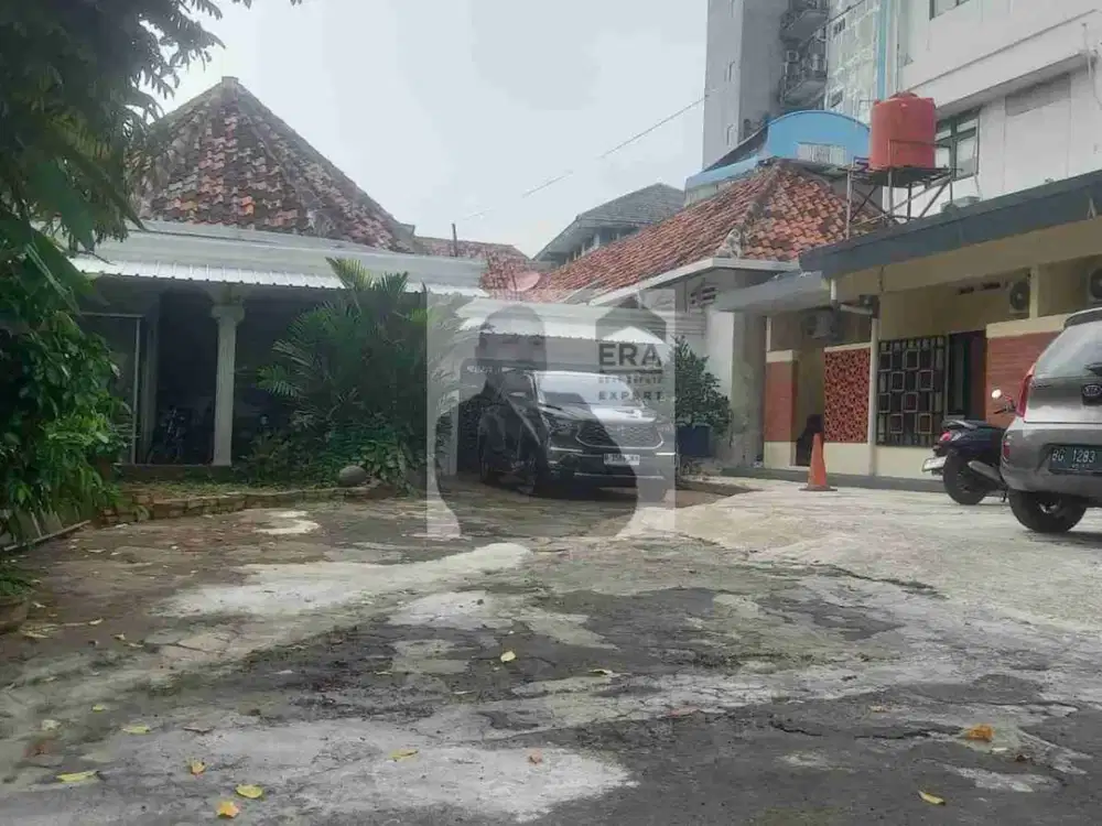 Jual rumah besar dengan kost. cocok lanjut dan tambah kost atau bisa kantor atau hotel. Strategis dan bisa nego sampai jadi.
