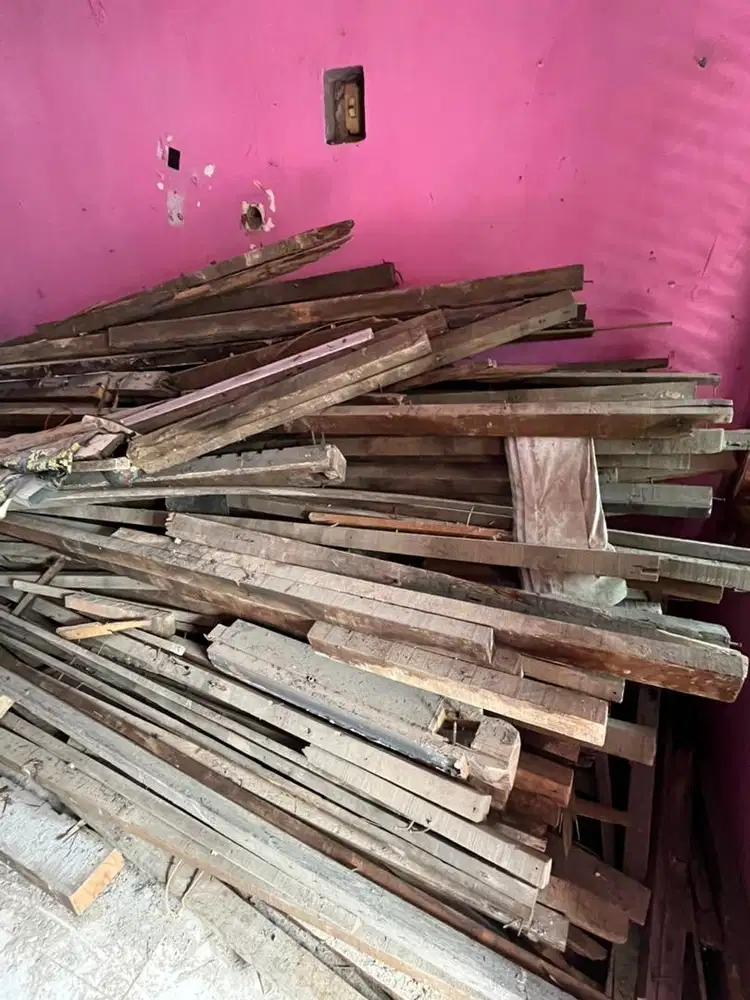 Kayu bongkaran plafon dan atap
