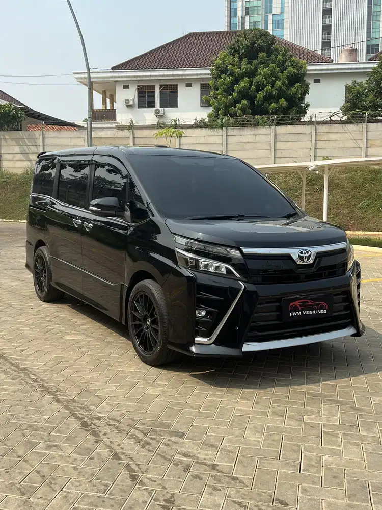 Toyota voxy 2.0 AT 2019 hitam