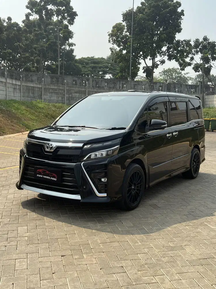 Toyota voxy 2.0 AT 2019 hitam