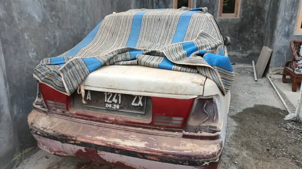 Suzuki esteem merah