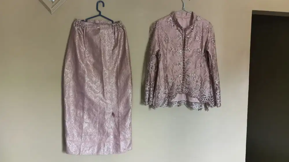 DIJUAL SETELAN KEBAYA DAN SEPATU