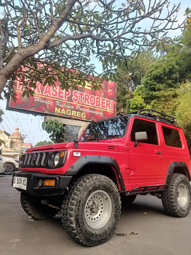 Mobil Jimny katana warna merah