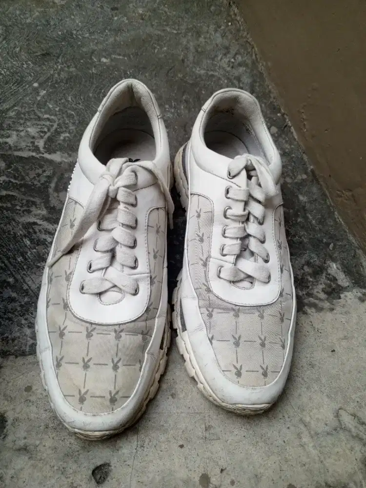 Sepatu Playboy putih