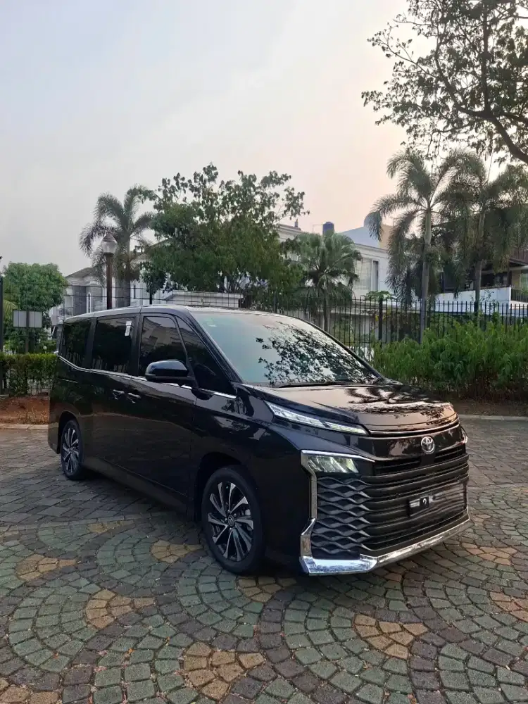 Toyota Voxy 2.0 CVT TSS 2022 Hitam