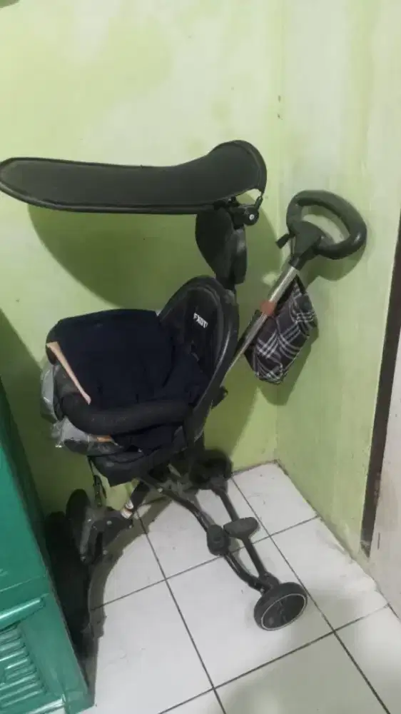 stroller anak berwarna hitam