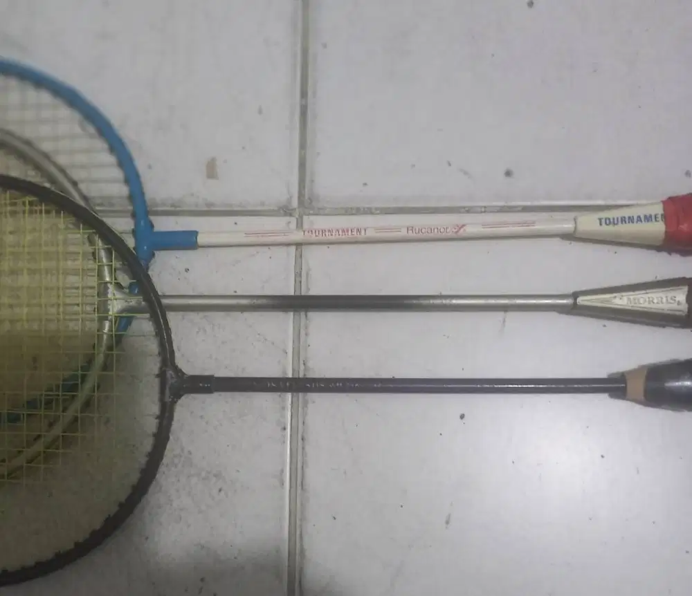 Ada 3 buah Raket Badminton,O8I3 IO755OOO,borong,murah,NET.