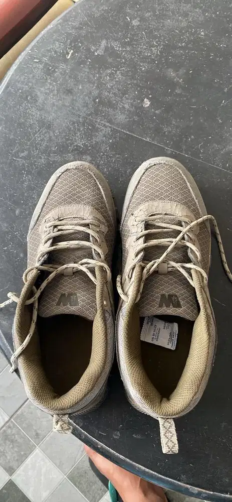 Sepatu mendaki ukuran 43