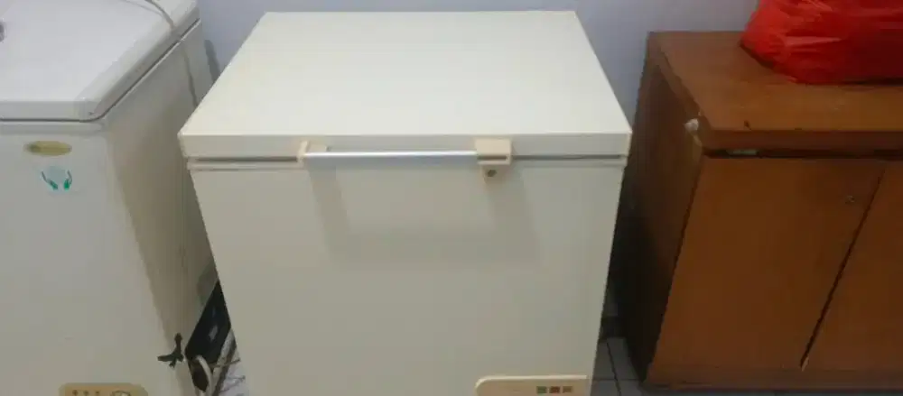 Di jual murah dan cepat freezer box kapasitas 150lt dingin bagus