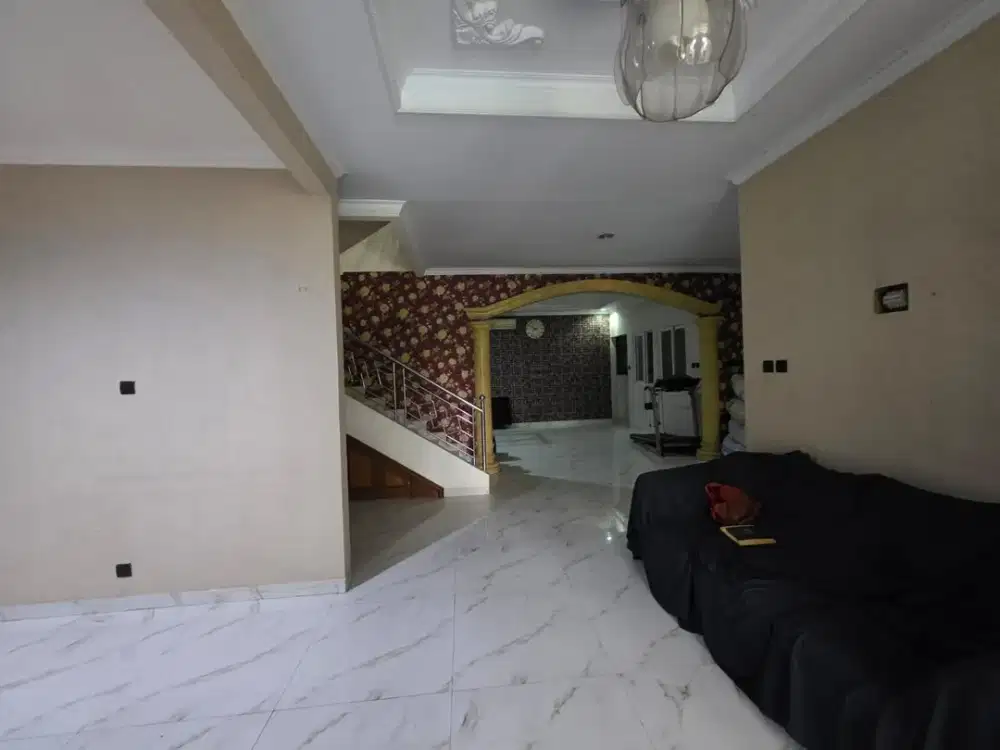 Disewakan CEPAT Rumah Besar di Boulevard Harapan Indah, Kota Bekasi