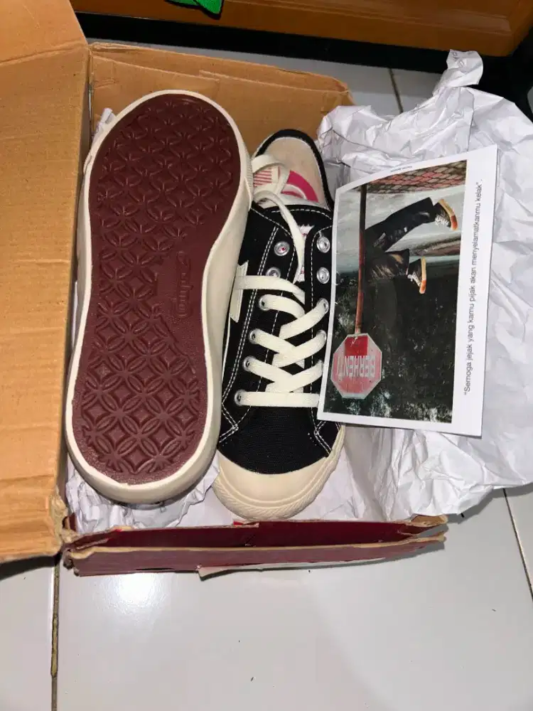Sepatu Compass Gazzele Low Black White