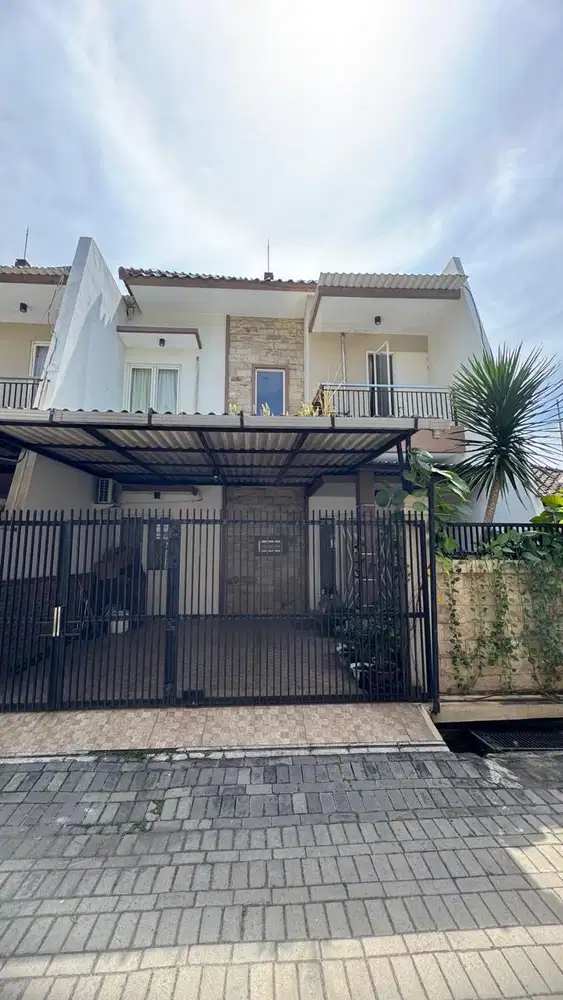 DIJUAL RUMAH SIAP HUNI GAYUNG KEBONSARI SEMI FURNISH DAN STRATEGIS!