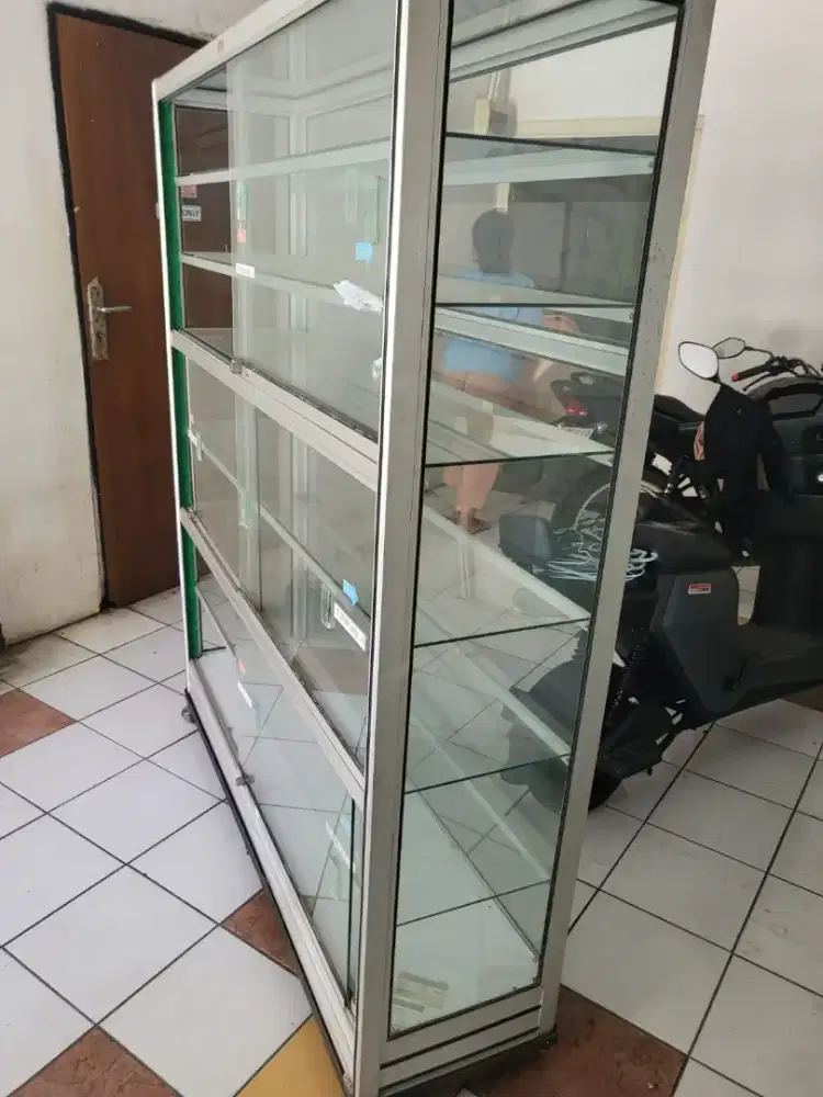 Etalase bekas toko