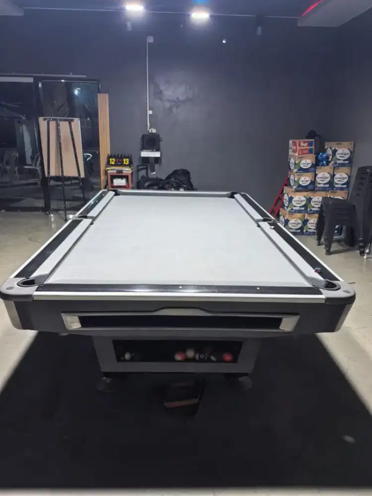 Meja billiard lokal