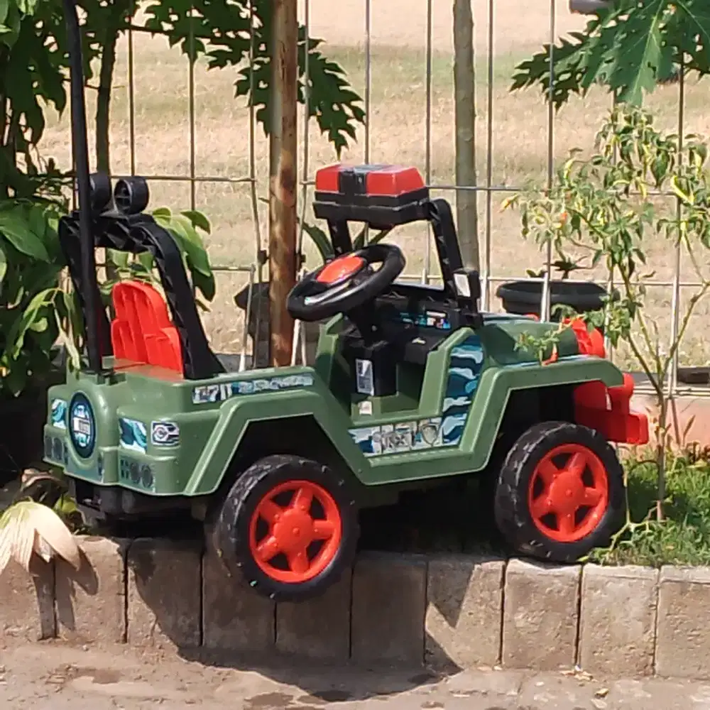 Mobil dorong anak besar